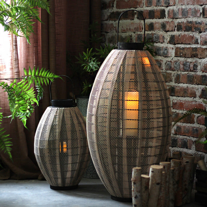 Elegant lantern with metal grid Bowlift
