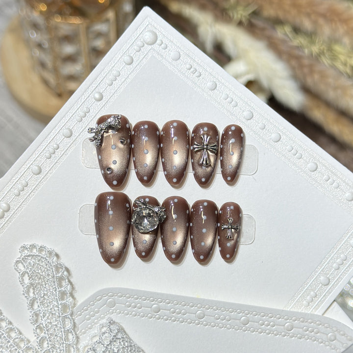 Elegant Press-On Nail Art Set with Distinctive Metallic Accents Bowlift
