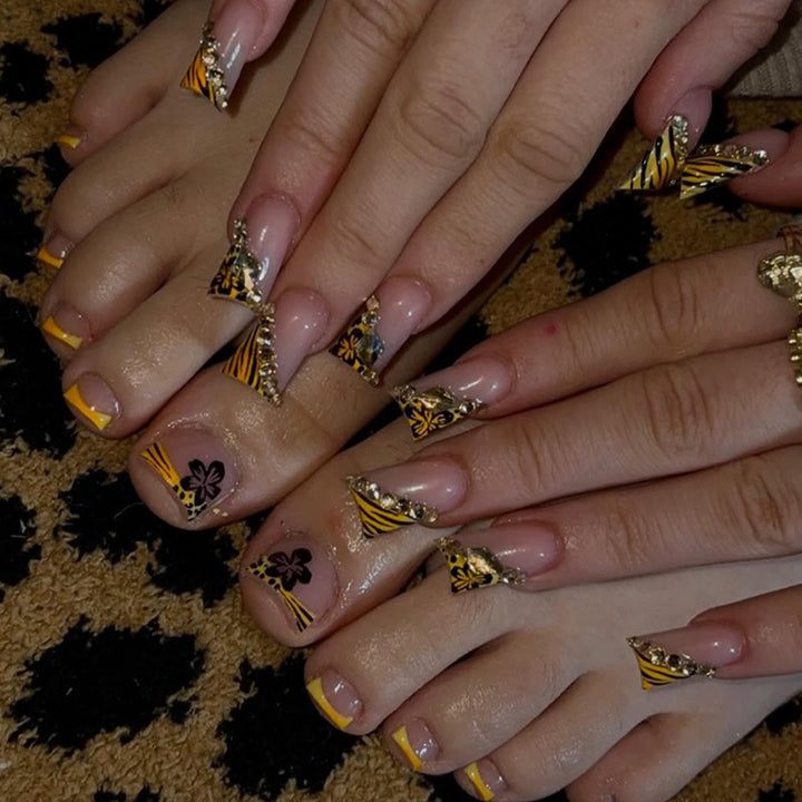 Artistic Premium Press-On Nail Set with Floral and Gem Accents Bowlift