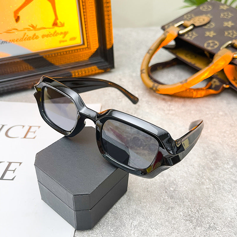 Women's fashionable sunglasses with striking frame Bowlift