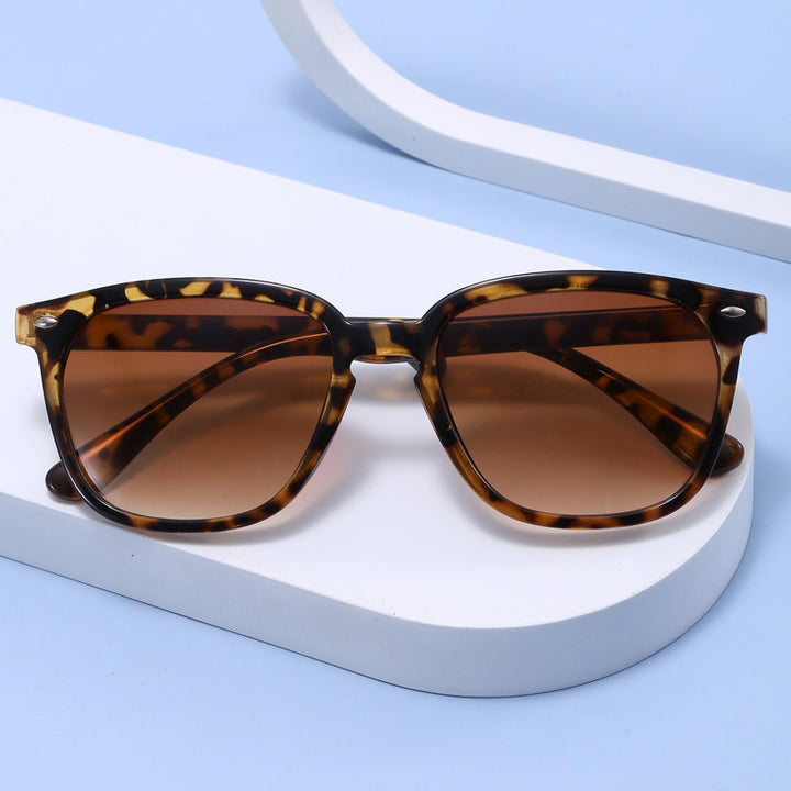 Ladies contemporary sunglasses with elegant shield design Bowlift