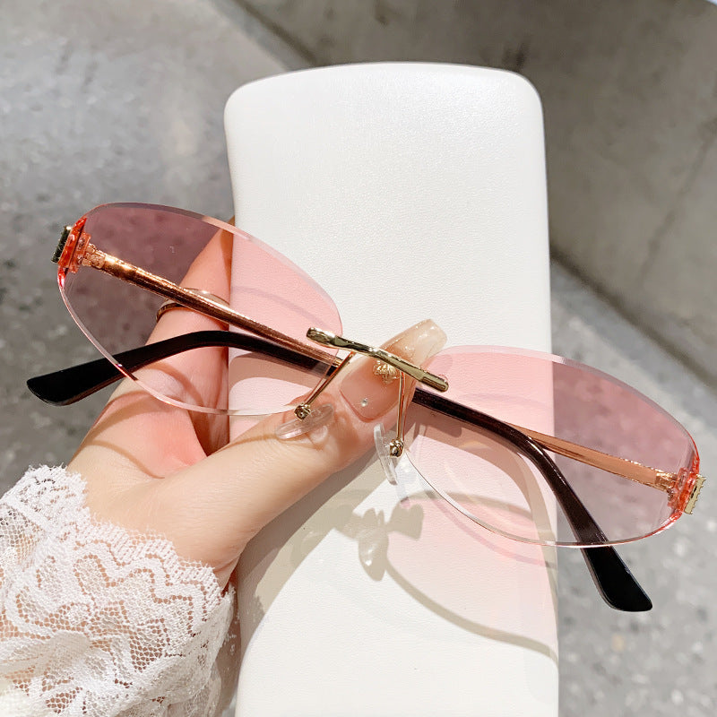 Ladies sunglasses in modern oval design with contrasting frame Bowlift