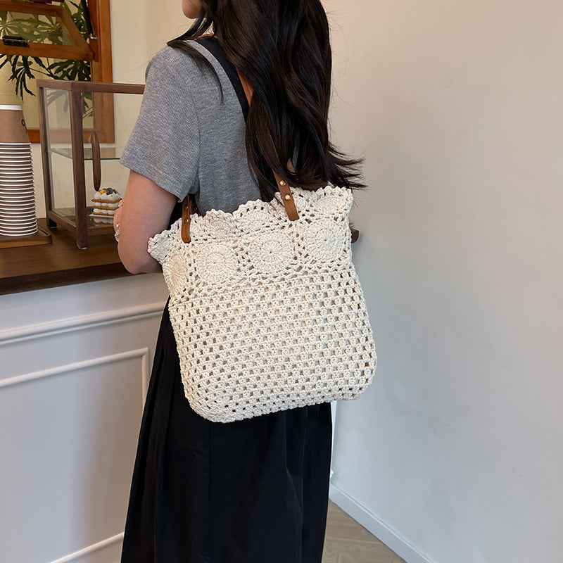 Crocheted tote bag with natural accents Bowlift