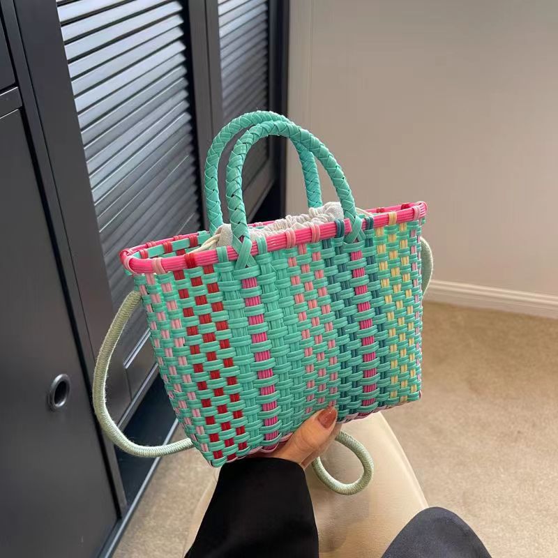 Playful handbag made of braided materials Bowlift