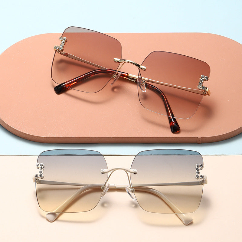 Women's fashionable square sunglasses with delicate design details Bowlift