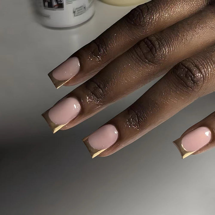 Elegant artificial nails with gold accents Bowlift