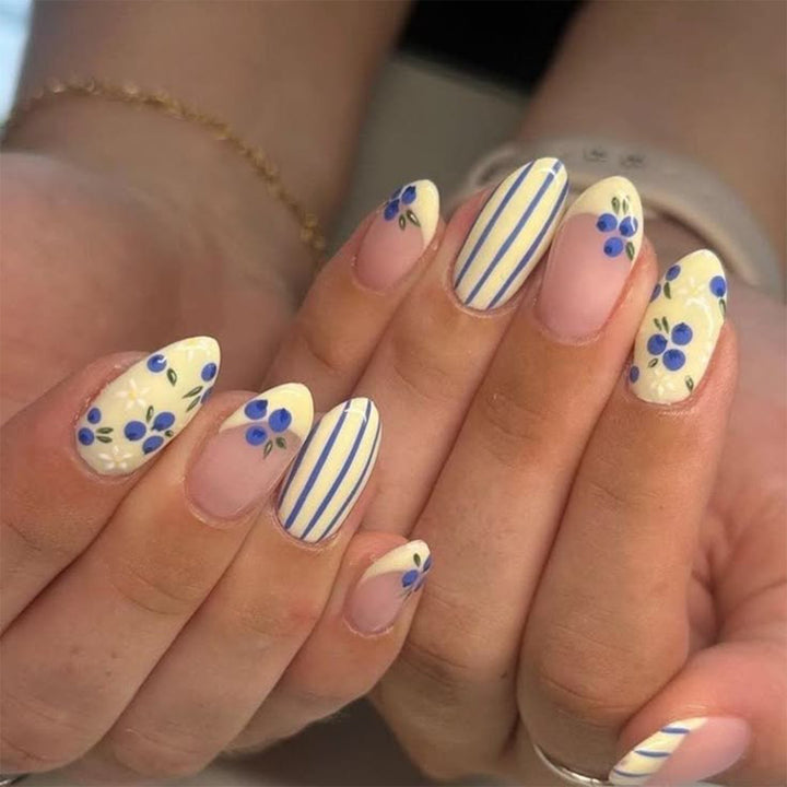 Artificial nail art with playful dots and bows Bowlift