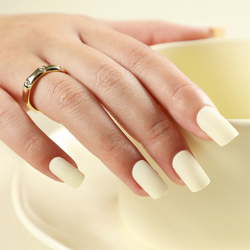 Artificial nails in elegant matte finish Bowlift
