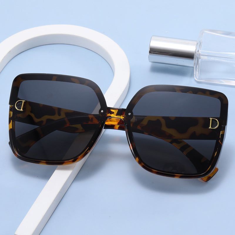 Women's trendy square sunglasses in minimalist design Bowlift