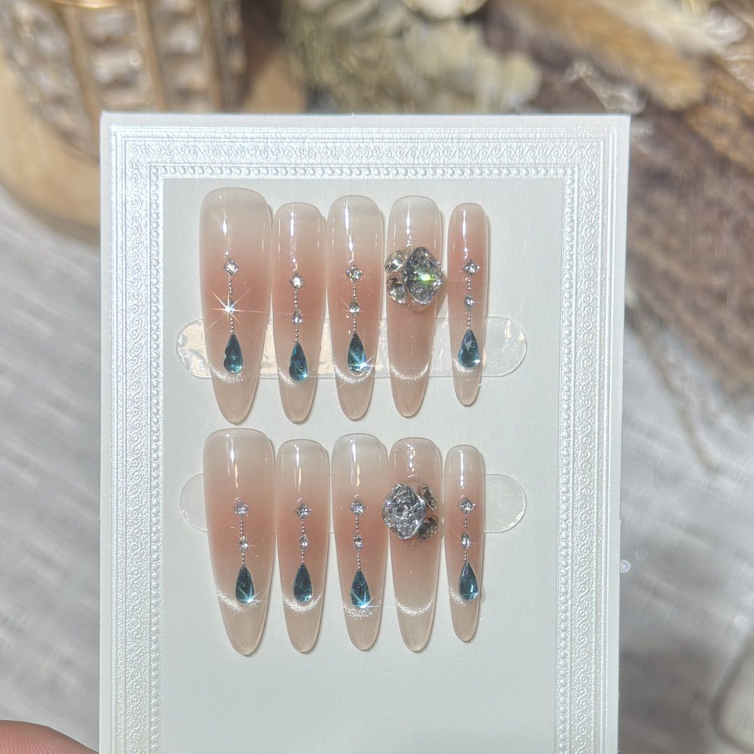 Glamorous Press-On Nail Art Set with Crystal Embellishments Bowlift