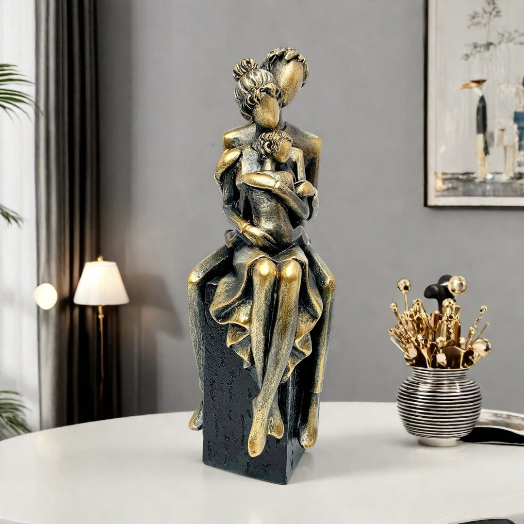Elegant sculpture of a romantic couple Bowlift