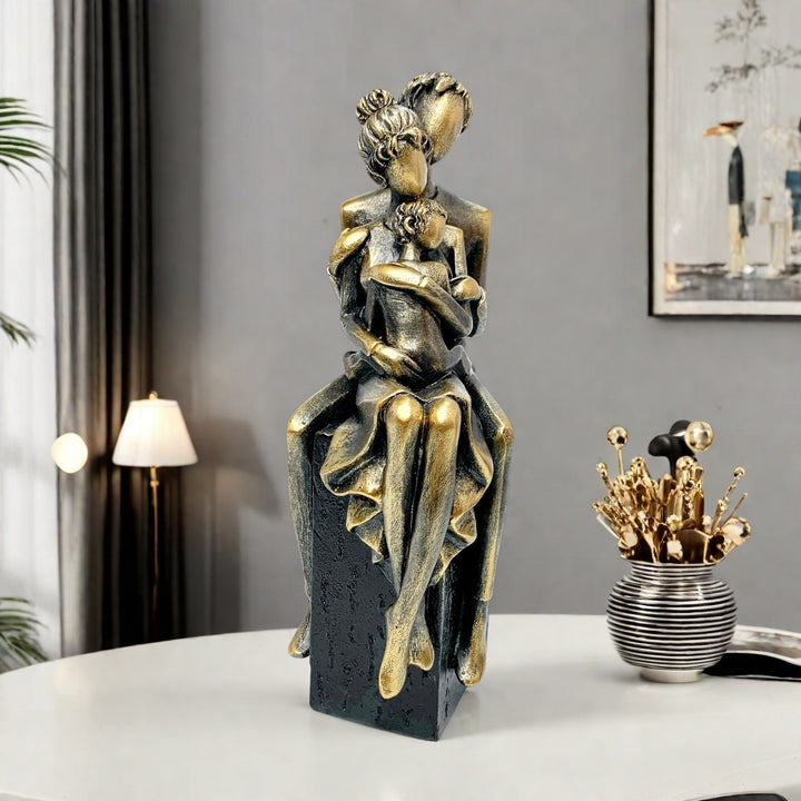 Elegant sculpture of a romantic couple Bowlift