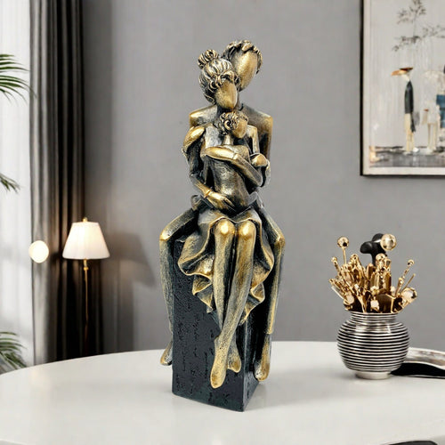 Elegant sculpture of a romantic couple Bowlift