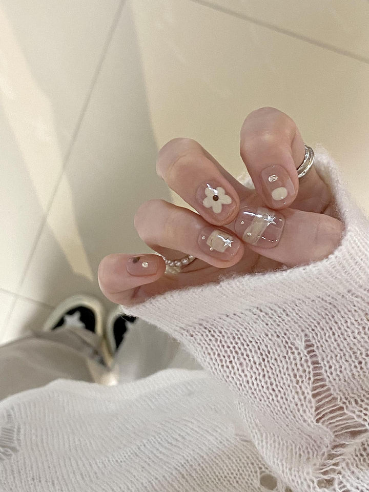 Artificial nails with elegant floral designs Bowlift