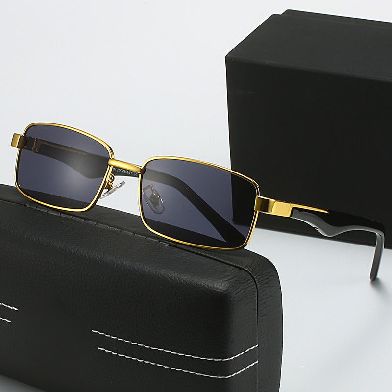 Women's corrective glasses with elegant gold-colored frame and stylish design Bowlift
