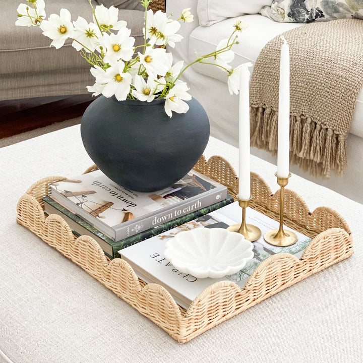 Elegant serving tray made of woven material Bowlift