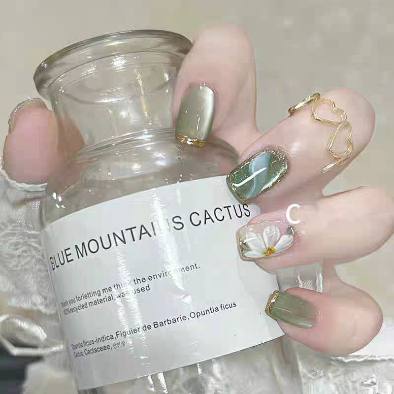 Artificial nails with floral accents and glamorous gold trim Bowlift