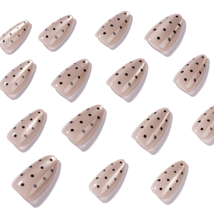 Artful nail tips in modern design Bowlift