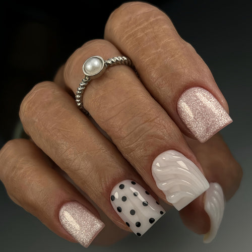 Artificial nails with diverse patterns and glitter effects Bowlift