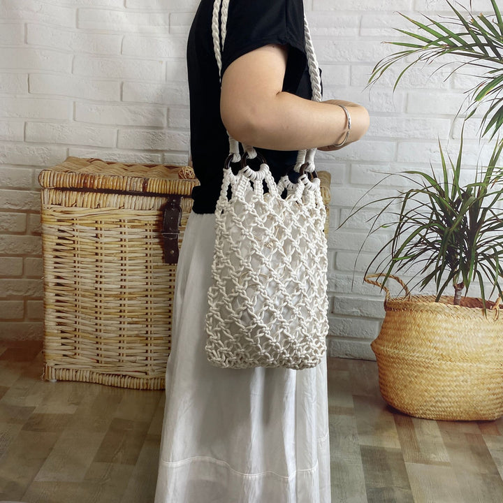 Hand-knotted mesh bag with decorative wooden rings Bowlift