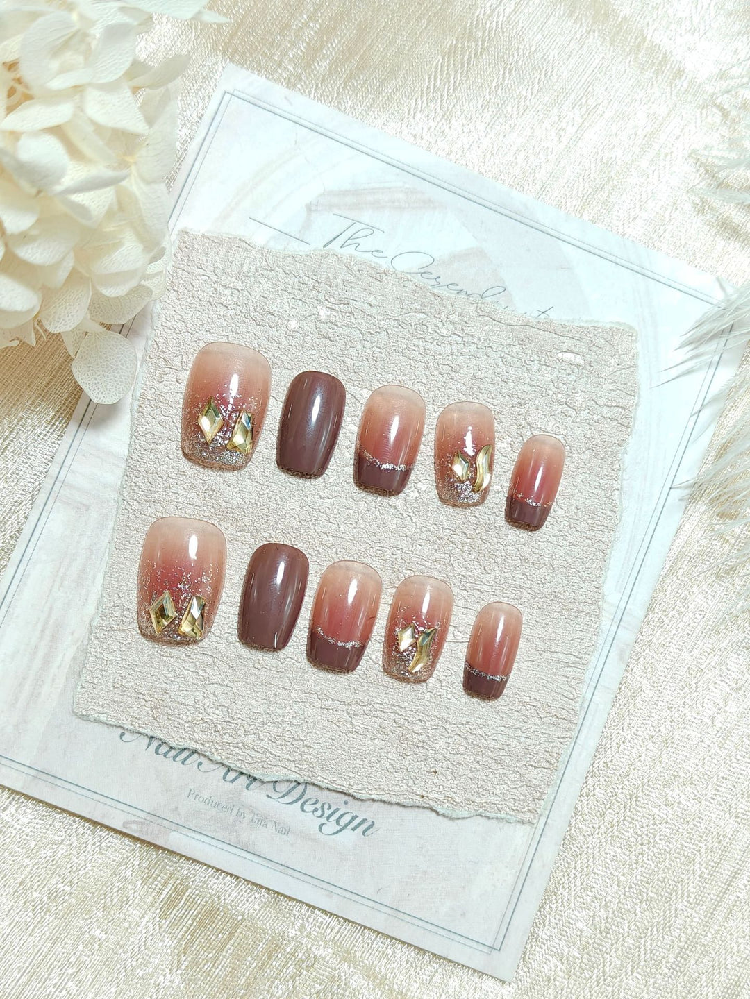 Artificial Nails in Elegant Glitter Design Bowlift