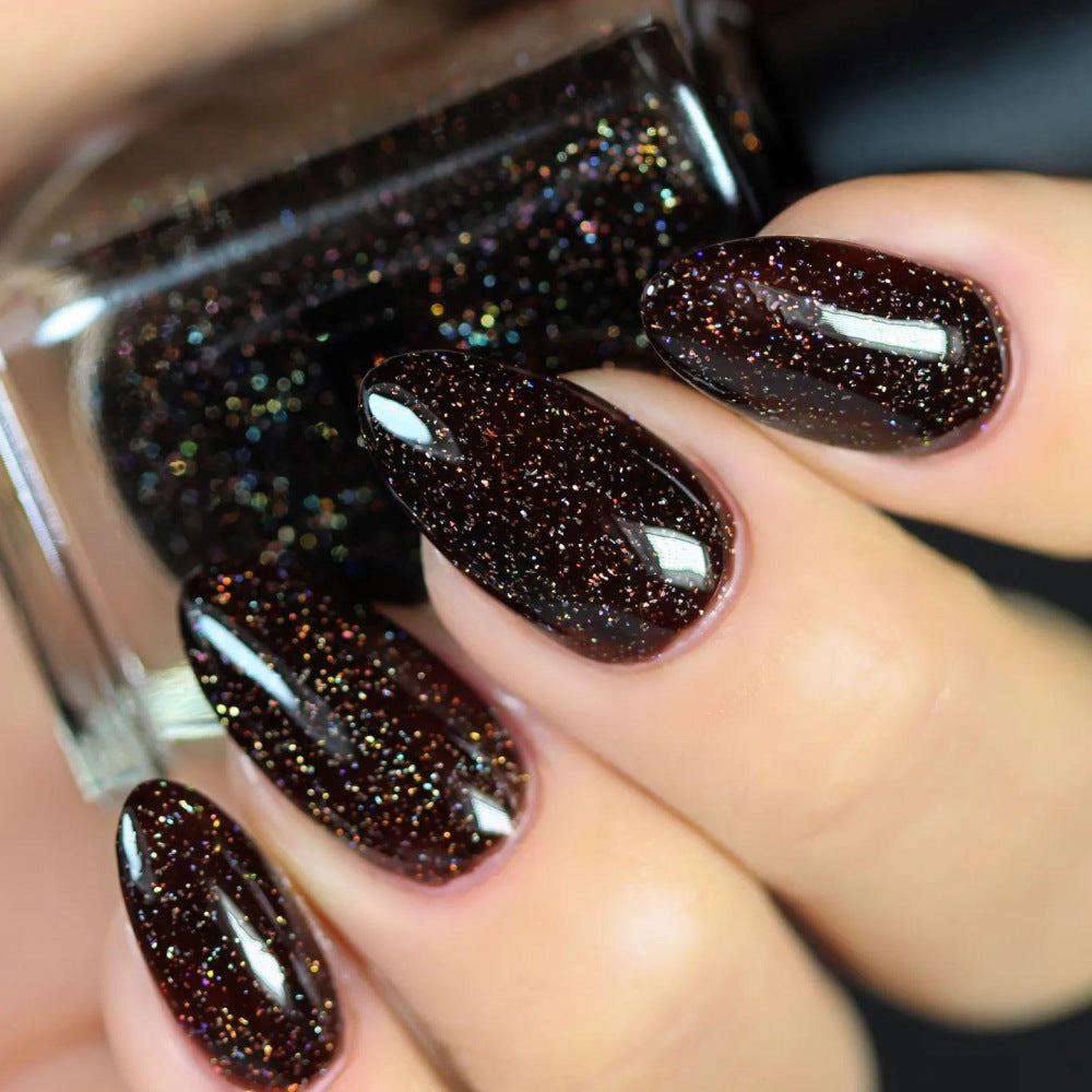 Glamorous artificial nails with glitter Bowlift