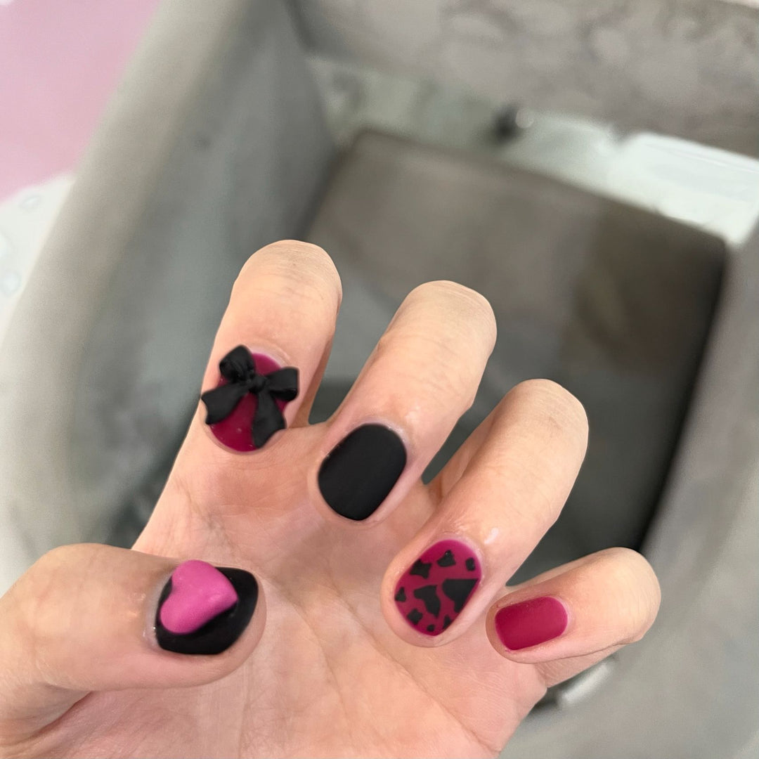 Artful nail extensions with an elegant leaf pattern Bowlift