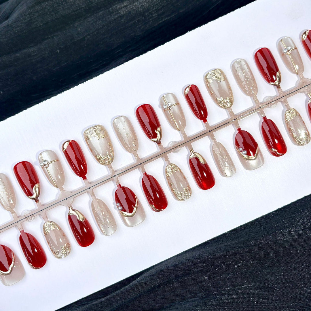 Artificial nails with elegant gold accent Bowlift