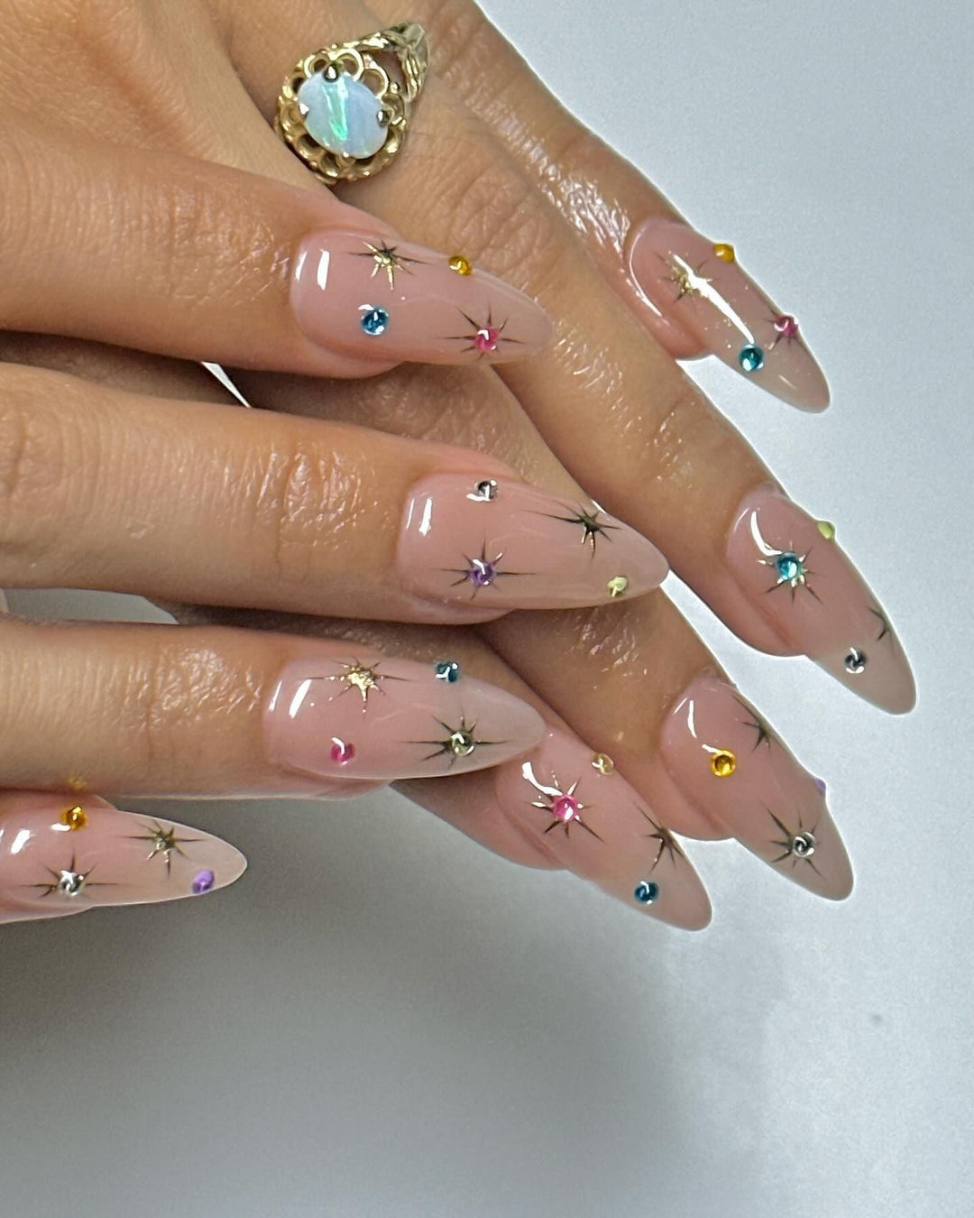 Trendy Artificial Nails with Star Motif Bowlift