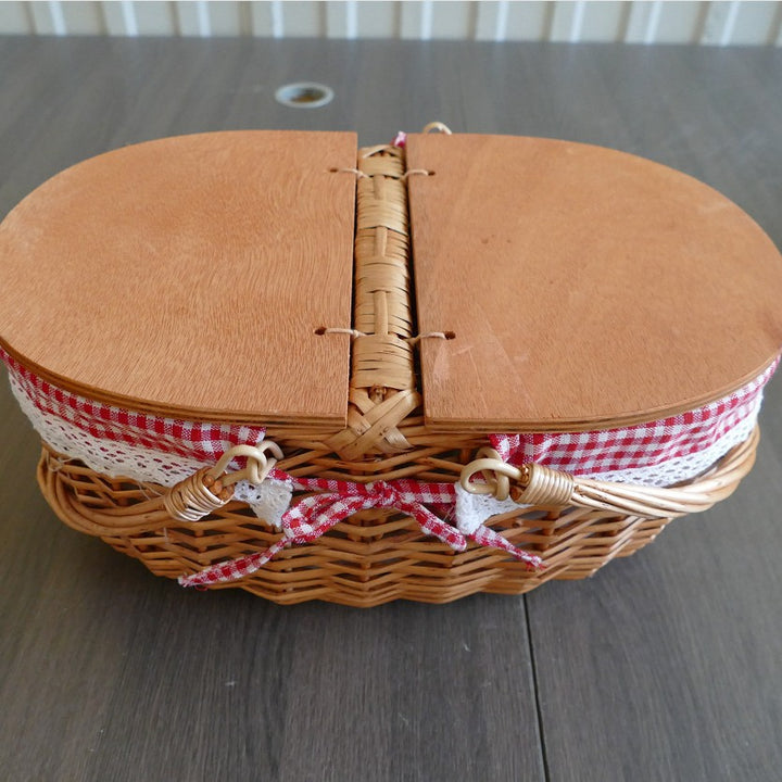 Women's picnic basket with practical wooden lid and stylish inner lining Bowlift