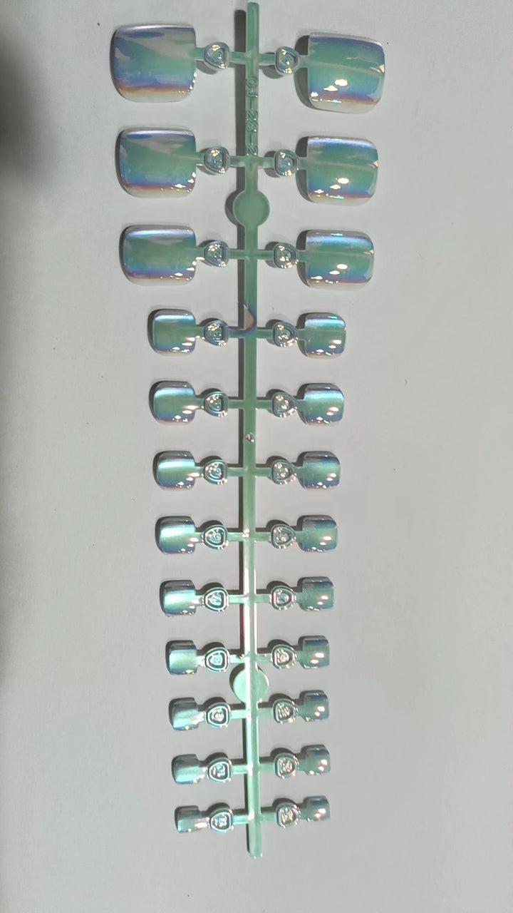 Iridescent Press-On Nail Set Bowlift