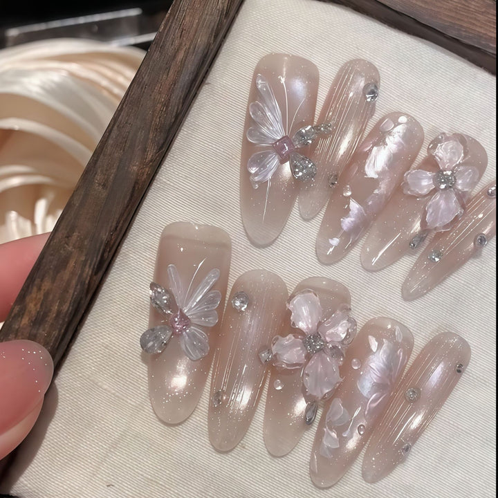 Art nails with floral motifs Bowlift