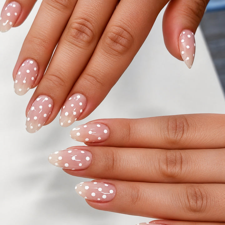 Artificial nails with dots Bowlift