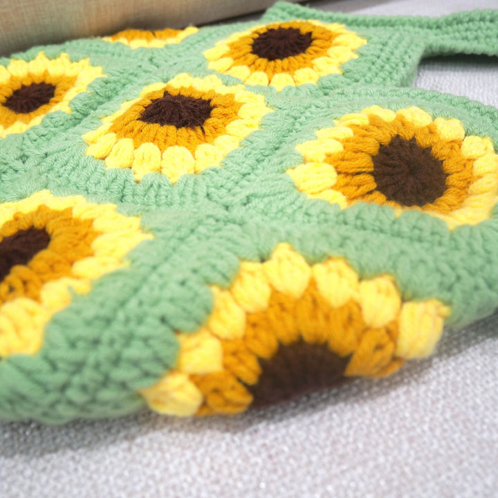 Handmade macrame shoulder bag with floral pattern Bowlift