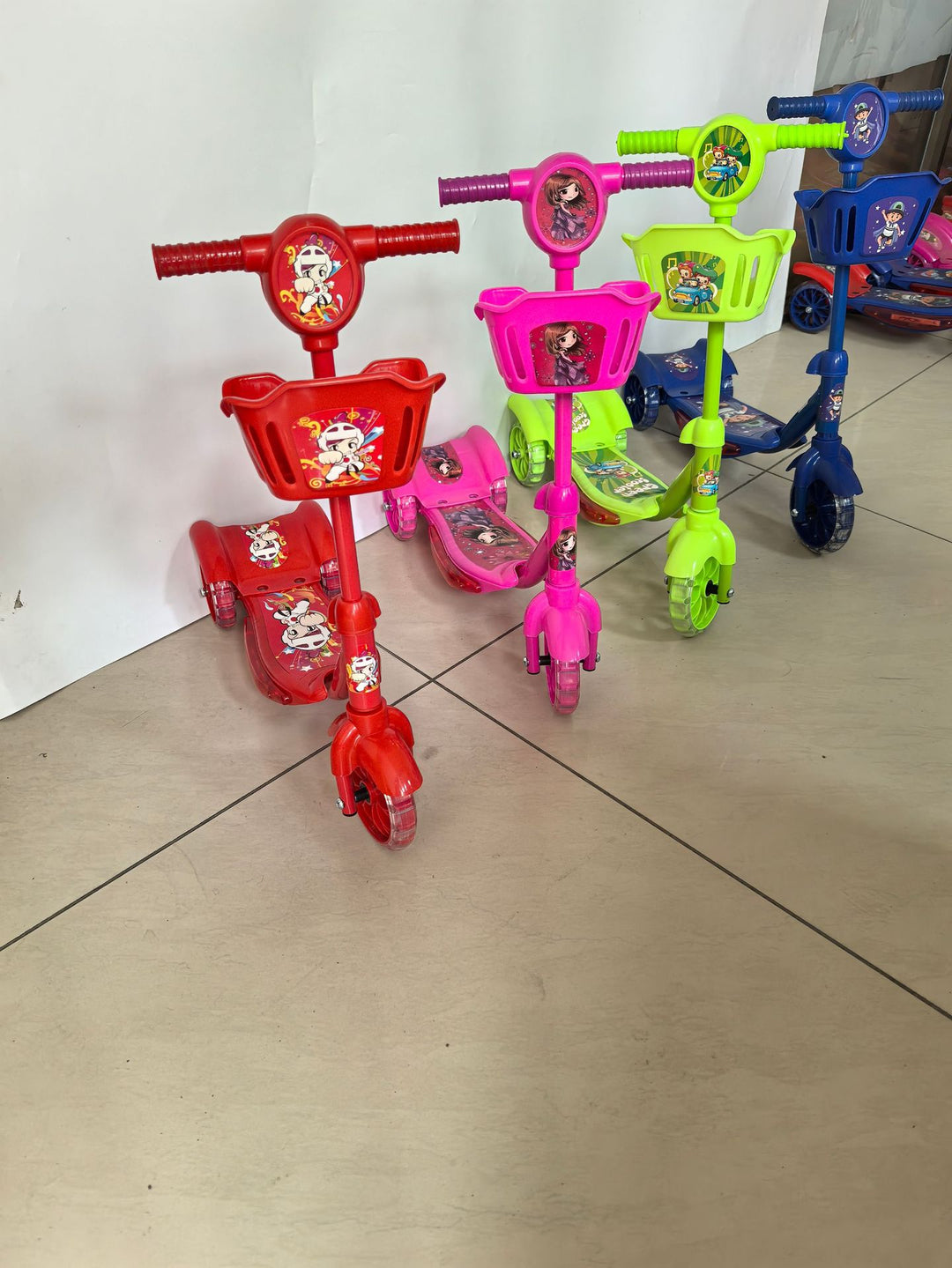 Compact Multi-Feature Kick Scooter Bowlift