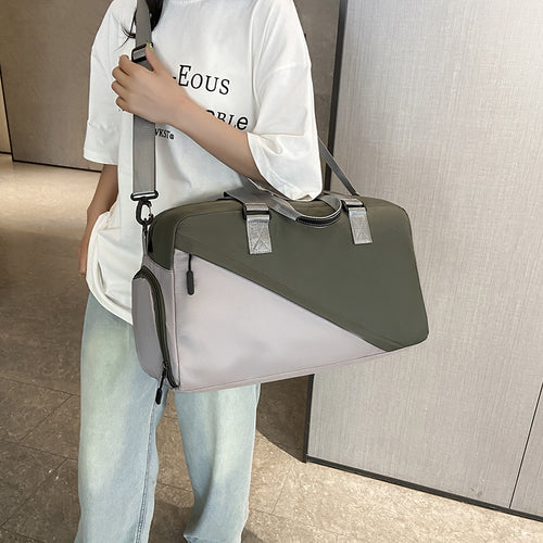 Sporty travel bag with adjustable shoulder strap and practical organizer compartments Bowlift