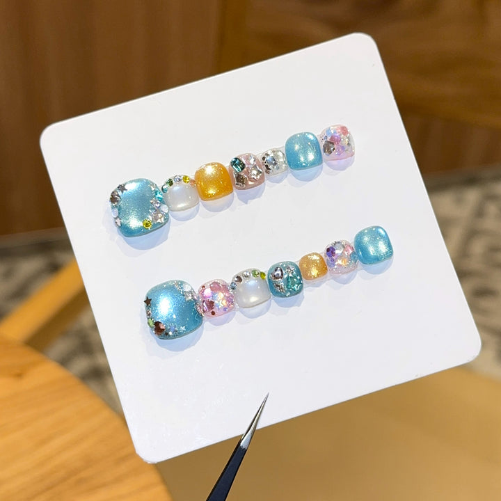 Artificial nails with sparkling accents and glittering design Bowlift
