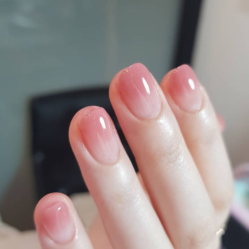Elegant and high-gloss artificial nails with ombre effect Bowlift