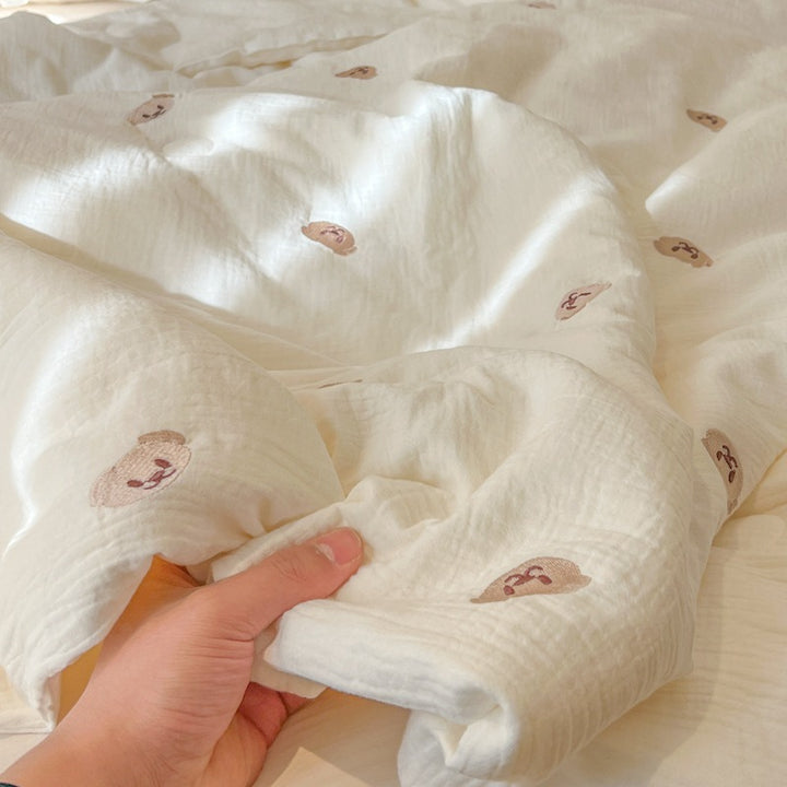 Women lightweight and breathable quilt with delicate floral patterns Bowlift