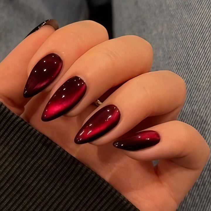 Artificial nails in glamorous high-gloss design Bowlift