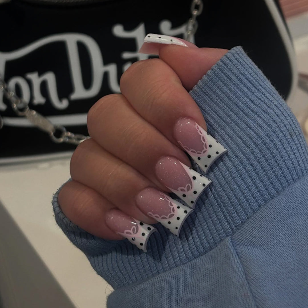 Artificial nail extensions with elegant lace design Bowlift