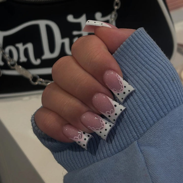 Artificial nail extensions with elegant lace design Bowlift