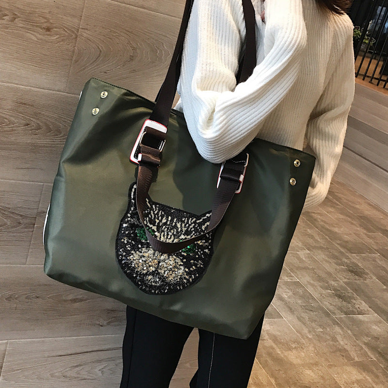 Stylish shoulder bag with unique cat motif Bowlift