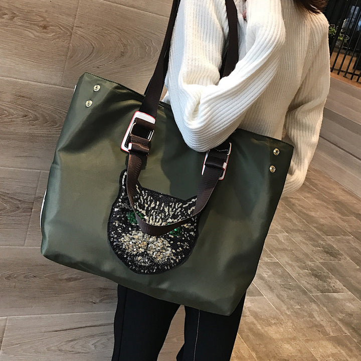 Stylish shoulder bag with unique cat motif Bowlift