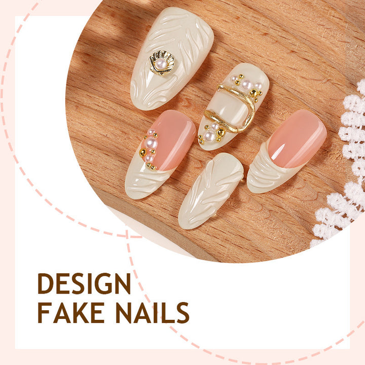 Artificial nail set with glamorous gold accents Bowlift