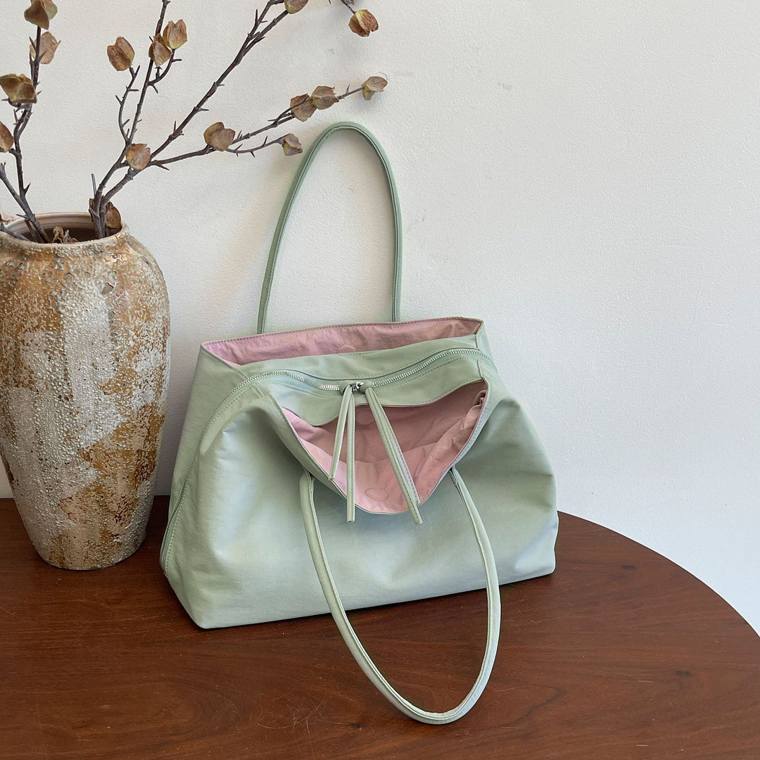 Elegant Handbag with Practical Interior Bowlift