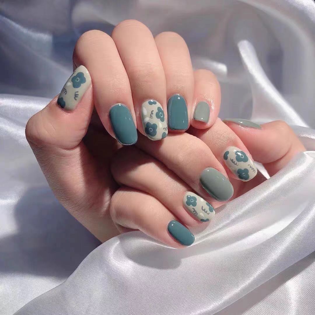 Stylish art nails with floral accents Bowlift