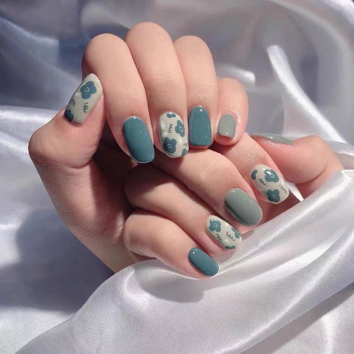 Stylish art nails with floral accents Bowlift