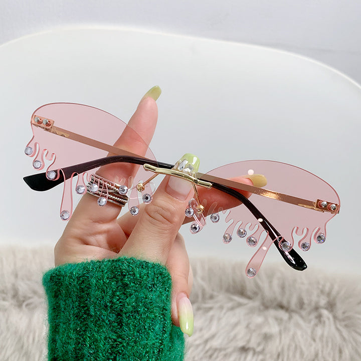 Ladies striking sunglasses in fluid design Bowlift
