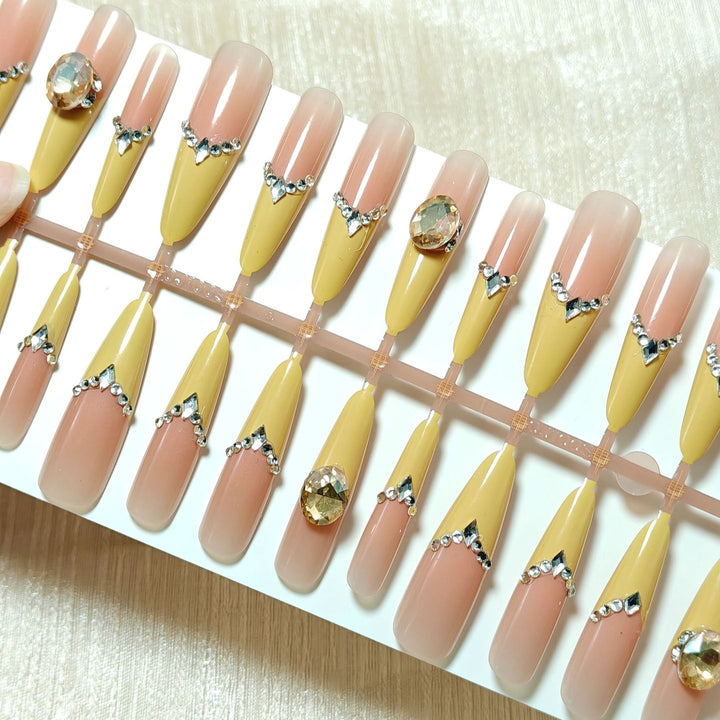 Artificial nails with elegant 3D applications and glitter Bowlift